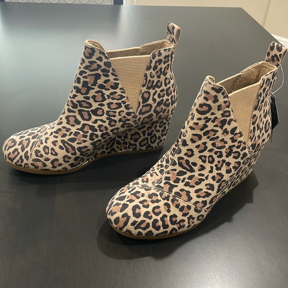 Brand new cheetah print TOM’s ankle boots with wedge heel. Never worn.